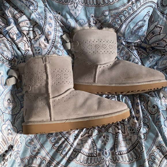 Woman’s size 11 Ugg Grey Boots ❄️ with lace up bows - Picture 5 of 8